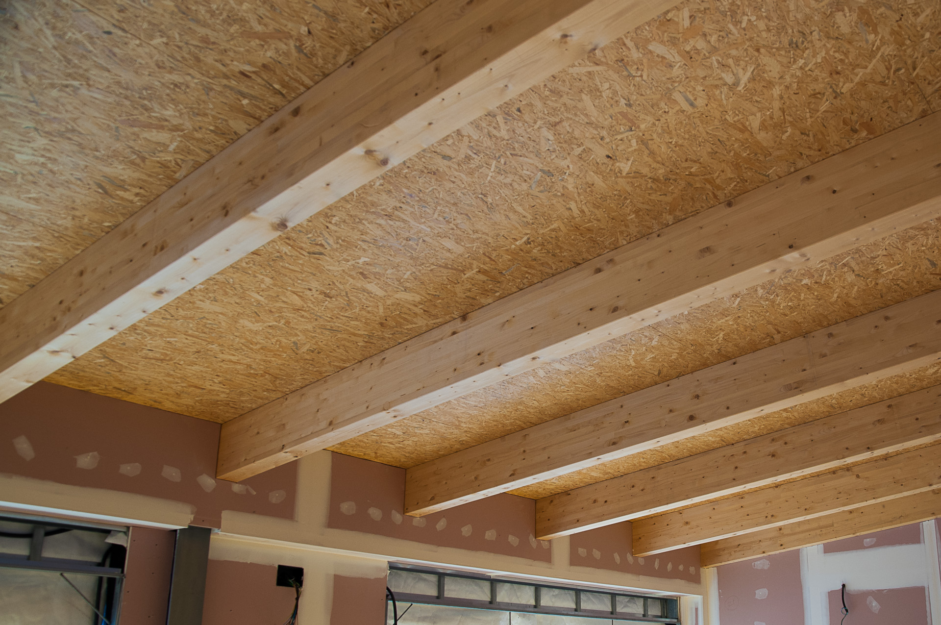 Láminas de madera prensada osb apiladas en materiales de construcción de  tiendas