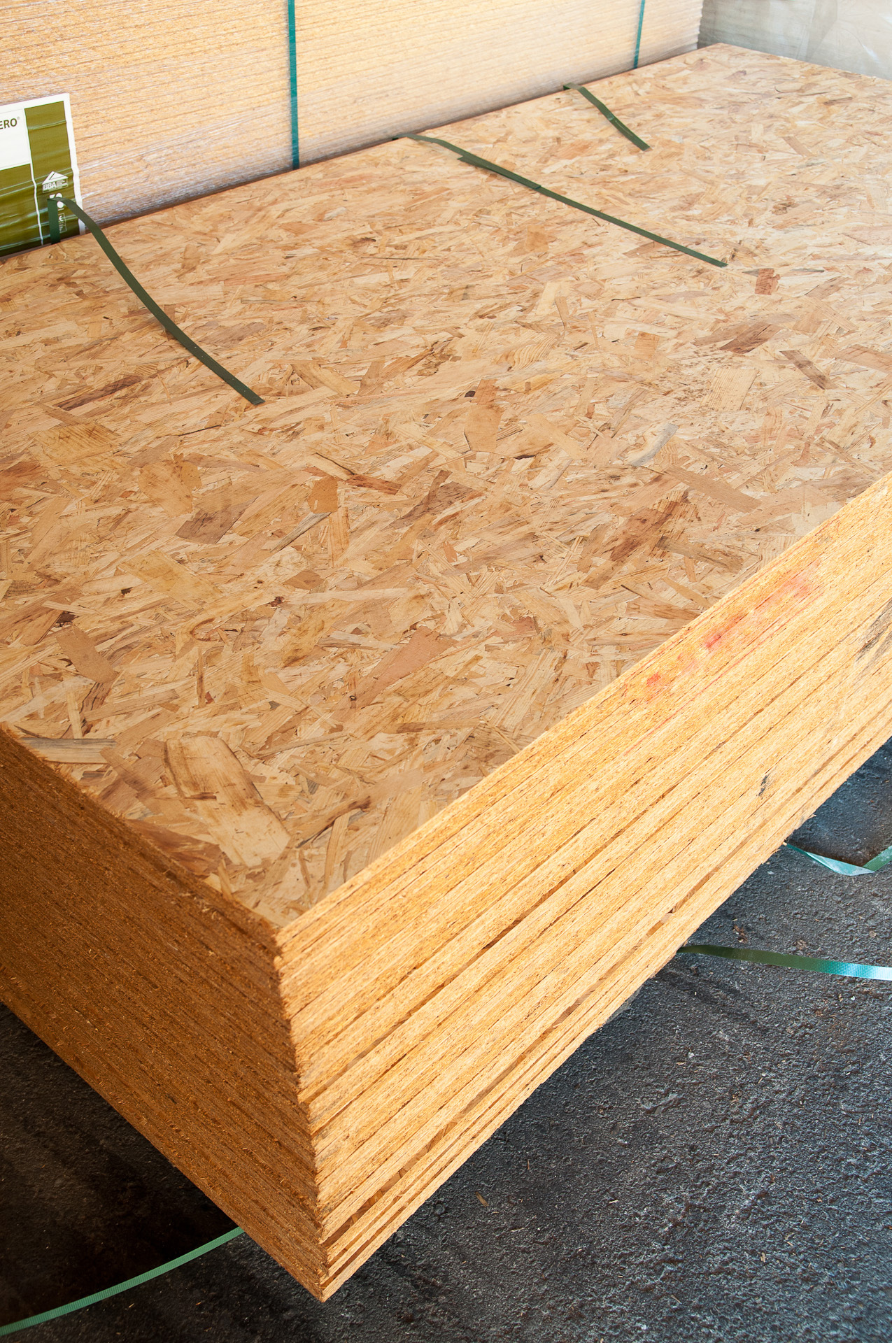 Láminas de madera prensada osb apiladas en materiales de construcción de  tiendas